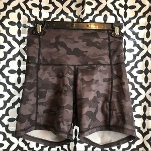 Halio Gray High Waist Camo Print Active Shorts M